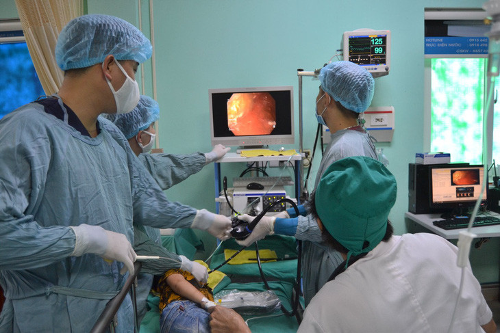 Nội soi dạ dày trẻ em tại Bệnh viện Đa khoa Hùng Vương. Ảnh: BVCC. Nội soi dạ dày trẻ em tại Bệnh viện Đa khoa Hùng Vương. Ảnh: BVCC.
