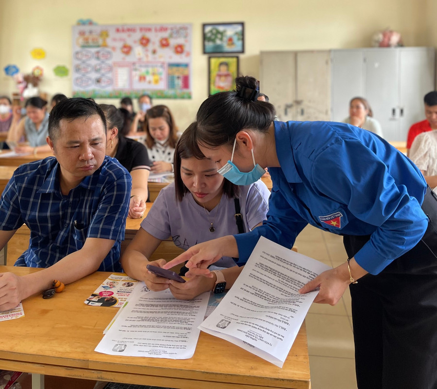 Đoàn Thanh niên hướng dẫn cài đặt, sử dụng ứng dụng VNeID cho phụ huynh học sinh.