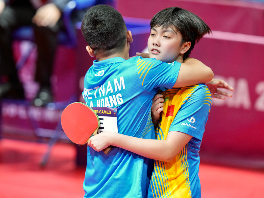 Đinh Anh Hoàng - Trần Mai Ngọc giành Huy chương Vàng bóng bàn nội dung đôi nam nữ. Ảnh: INT