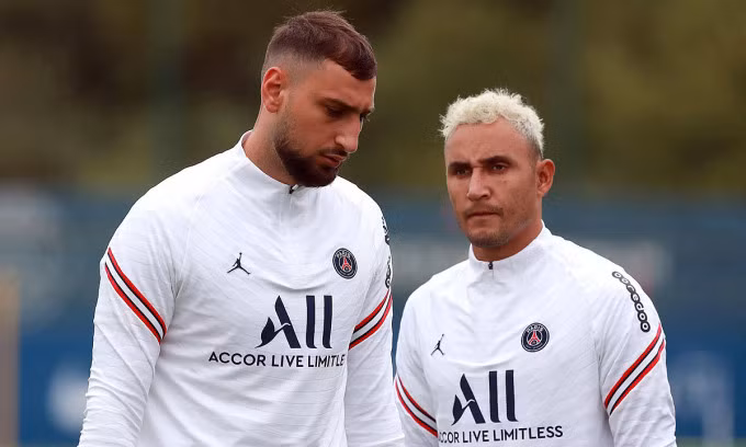 Thủ môn Donnarumma (trái) đang phải dự bị cho Keylor Navas ở PSG