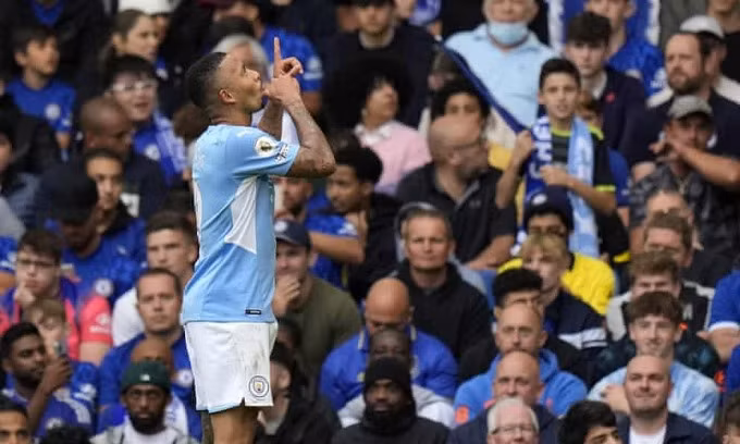 Jesus mừng bàn thắng vào lưới Chelsea.