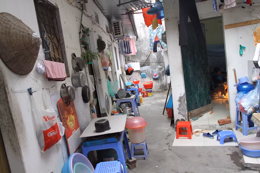 'Xóm chạy thận' có khoảng 50 phòng trọ tồi tàn, ẩm thấp.