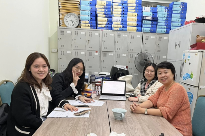 Cô giáo hướng dẫn và nhóm nghiên cứu. Ảnh: TG Cô giáo hướng dẫn và nhóm nghiên cứu. Ảnh: TG