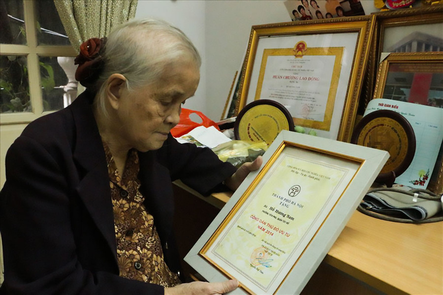 Với những đóng góp của mình, năm 2014, bà Nam vinh dự được UBND TP Hà Nội trao tặng danh hiệu &apos;Công dân Thủ đô ưu tú&apos;. Ảnh: NVCC