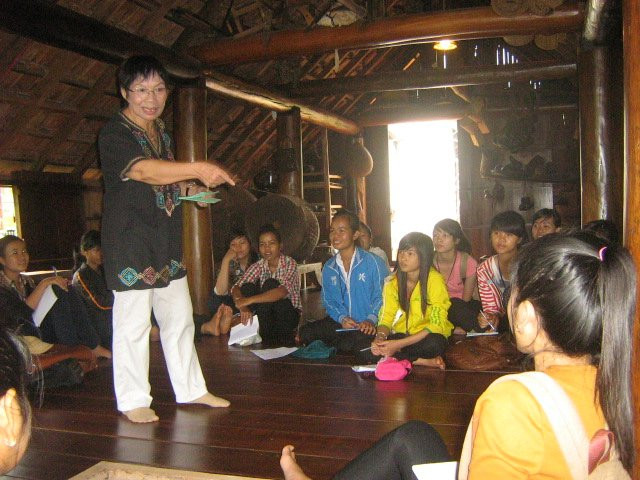 Nhạc sĩ Linh Nga Niê Kdam say sưa truyền lại kiến thức cho học trò. Ảnh: NVCC.