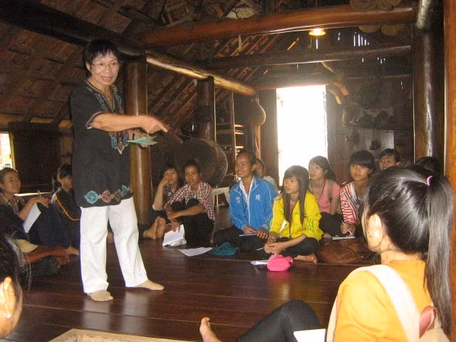 Nhạc sĩ Linh Nga Niê Kdam say sưa truyền lại kiến thức cho học trò. Ảnh: NVCC. Nhạc sĩ Linh Nga Niê Kdam say sưa truyền lại kiến thức cho học trò. Ảnh: NVCC.