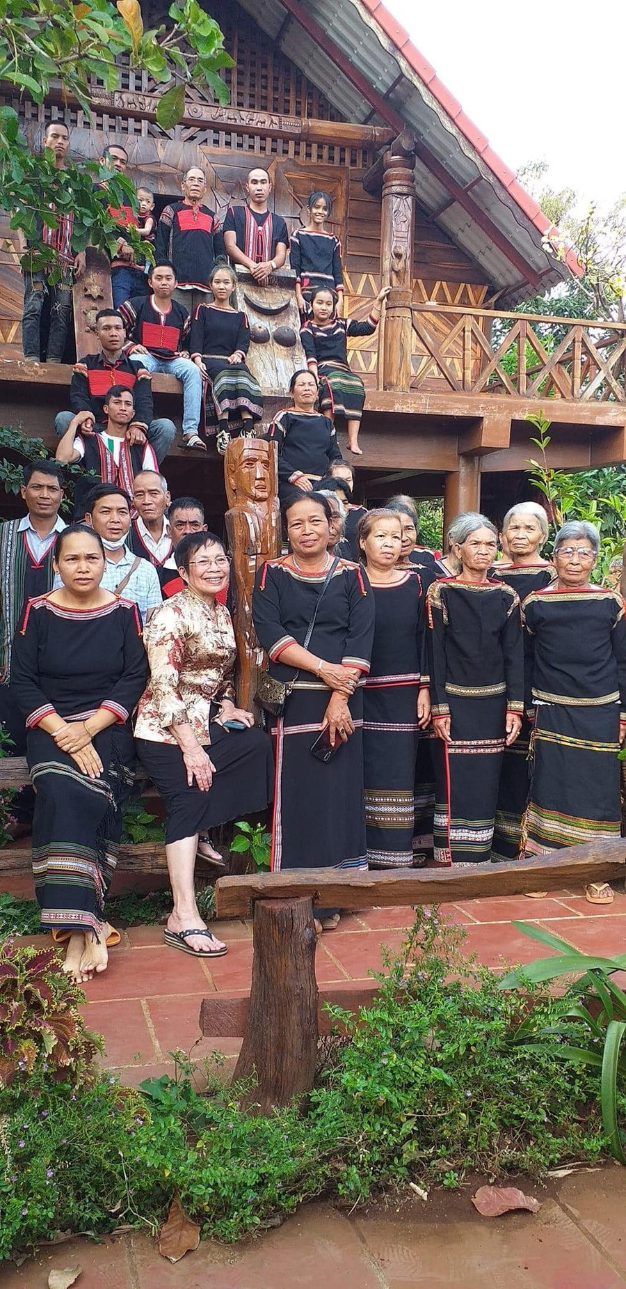 Nhạc sĩ Linh Nga Niê Kdam với nhóm du lịch cộng đồng Ê Đê Buôn Ma Thuột. Ảnh: NVCC.