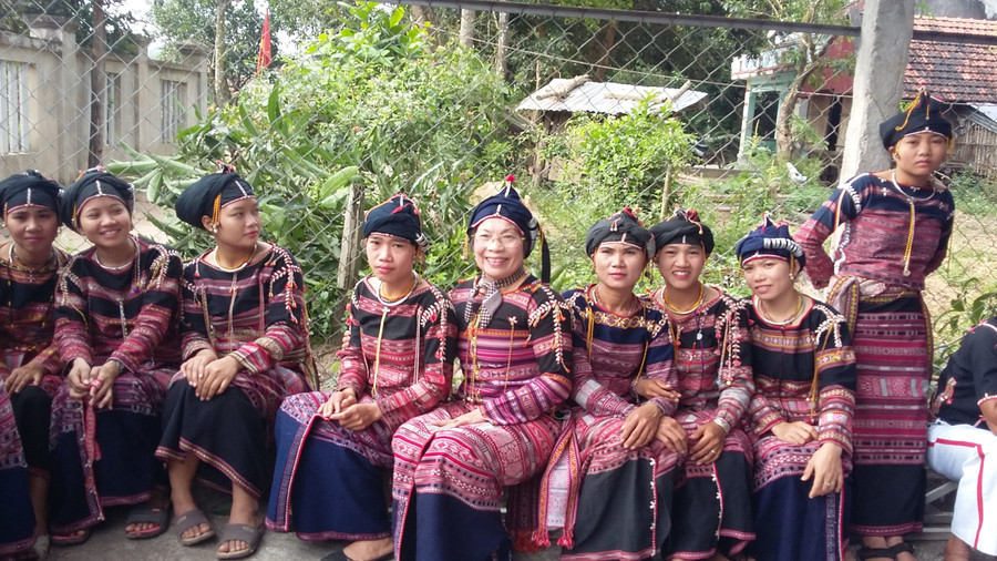 Nhạc sĩ Linh Nga Niê Kdam với bà con dân tộc Bana. Ảnh: NVCC.