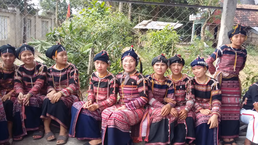 Nhạc sĩ Linh Nga Niê Kdam với bà con dân tộc Bana. Ảnh: NVCC. Nhạc sĩ Linh Nga Niê Kdam với bà con dân tộc Bana. Ảnh: NVCC.