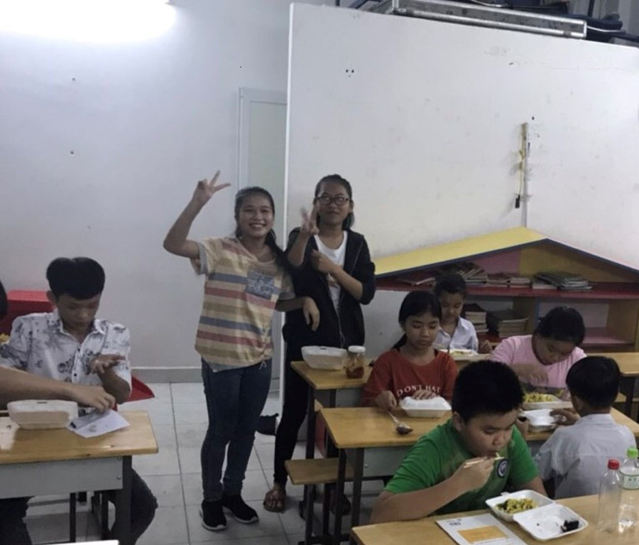 Tuyến (trái) và Thảo (đứng cạnh) khi đang học võ tại lớp học tình thương phường Phú Mỹ. Tuyến (trái) và Thảo (đứng cạnh) khi đang học võ tại lớp học tình thương phường Phú Mỹ.