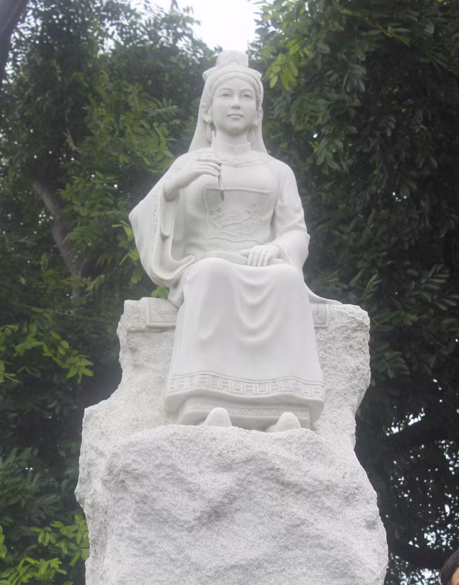 Tượng Lễ nghi học sĩ Nguyễn Thị Lộ.