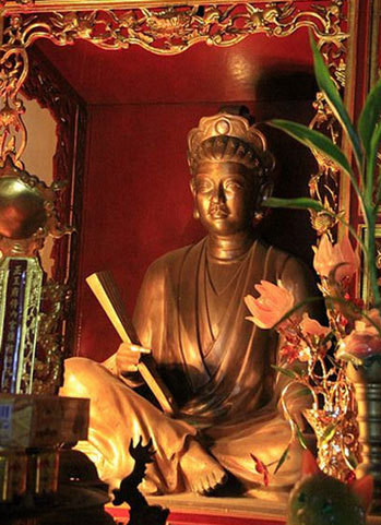 Tượng thờ Trạng nguyên Nguyễn Thị Duệ tại Chí Linh - Hải Dương.