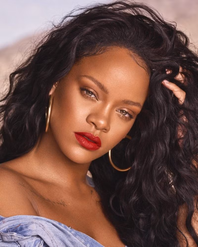 Rihanna thuộc nhóm ca sĩ có doanh thu cao nhất thế giới.
