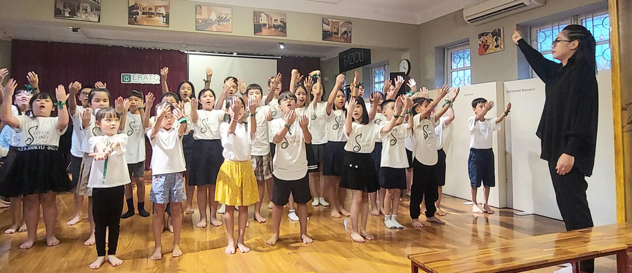 &apos;Gió mầm&apos; của dàn hợp xướng Gió Xanh biểu diễn dưới sự chỉ huy của Nguyễn Hải Yến tại buổi họp báo.