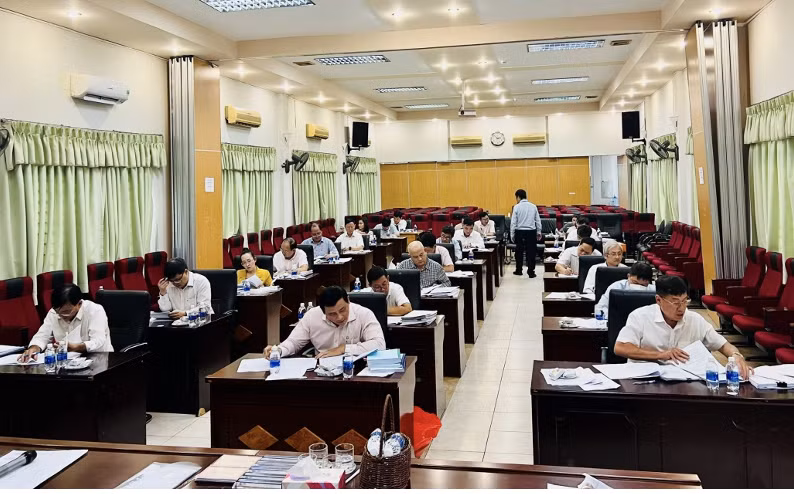 25 ứng viên đang làm bài thi ở vòng 1 kỳ thi tuyển chức danh Giám đốc BV Mắt TPHCM.