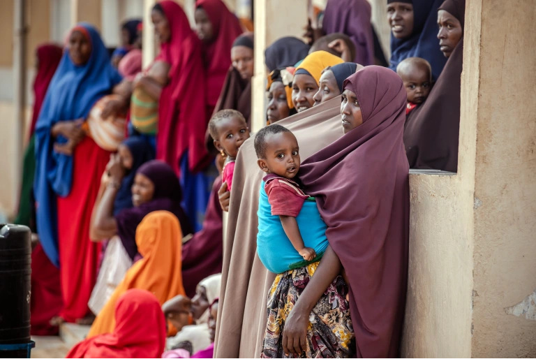 Phụ nữ tản cư tập trung tại trung tâm y tế Dolow ở vùng Gedo phía Nam của Somalia. Ảnh: UNFPA Somalia Phụ nữ tản cư tập trung tại trung tâm y tế Dolow ở vùng Gedo phía Nam của Somalia. Ảnh: UNFPA Somalia