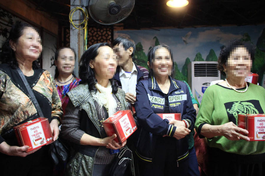 Người cao tuổi mua những loại sản phẩm thực phẩm chức năng với mức giá 'cắt cổ'. Người cao tuổi mua những loại sản phẩm thực phẩm chức năng với mức giá 'cắt cổ'.