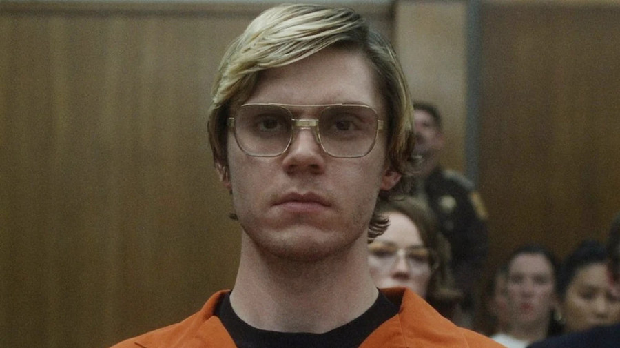 Nhân vật Jeffrey Dahmer do diễn viên Evan Peters thủ vai. Ảnh: Netflix Nhân vật Jeffrey Dahmer do diễn viên Evan Peters thủ vai. Ảnh: Netflix