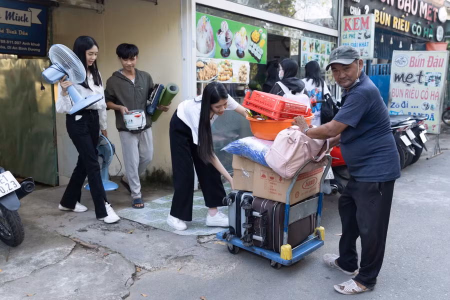 Chú Minh hỗ trợ vận chuyển phòng trọ miễn phí bằng chiếc xe ba gác cũ. Ảnh: BTC Chú Minh hỗ trợ vận chuyển phòng trọ miễn phí bằng chiếc xe ba gác cũ. Ảnh: BTC