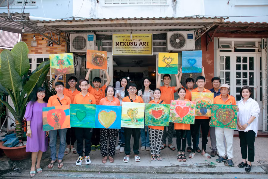 Lớp học vẽ mang tên 'Âm thanh hội họa' của họa sĩ Văn Y. Ảnh: BTC