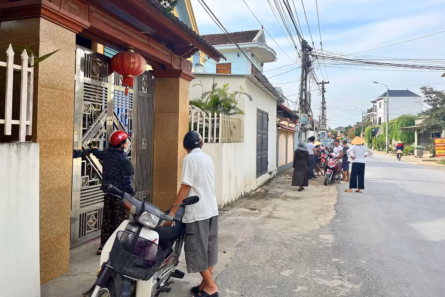 Những ngày qua, người dân vẫn tập trung trước cổng nhà bà L. để đòi tiền, tuy nhiên cánh cổng sắt vẫn đóng im lìm.