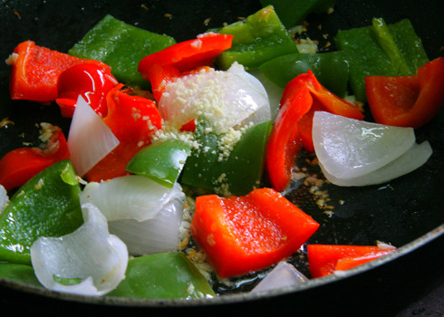 Thịt bò xào ớt chuông thơm ngon, hấp dẫn bữa cơm tối đầu tuần - Ảnh 4 Thịt bò xào ớt chuông thơm ngon, hấp dẫn bữa cơm tối đầu tuần - Ảnh 4