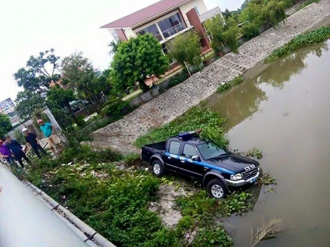 Ôtô cảnh sát 113 lao xuống sông