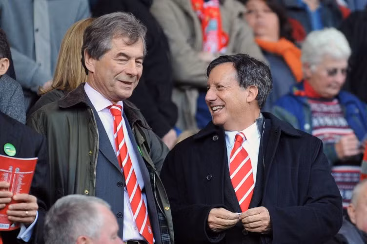 Sir Martin Broughton (bên trái).