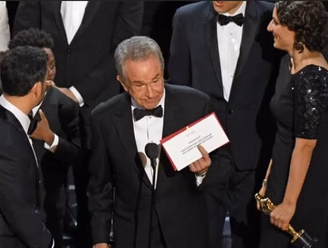 Những sự cố "để đời" tại Oscar ảnh 2