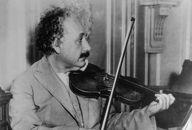 Muốn trở thành thiên tài, bạn cần có thú tiêu khiển ảnh 1 Thiên tài Albert Einstein luôn có chiếc đàn violin bên mình để tiêu khiển.