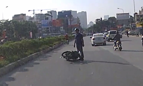 co-gai-chay-xe-may-tron-canh-sat-gay-tai-nan-2