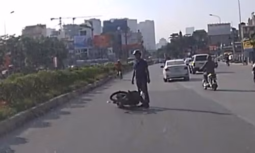 co-gai-chay-xe-may-tron-canh-sat-gay-tai-nan-2