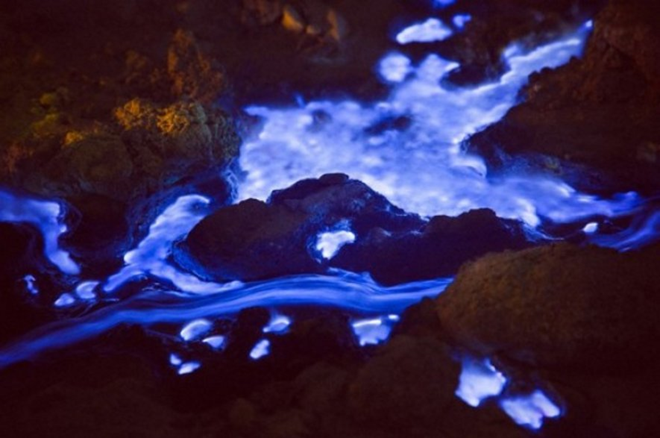 Núi lửa Kawah Ijen có dung nham màu xanh thay vì màu đỏ như ta thường thấy.