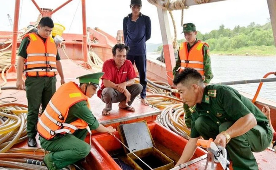 Lực lương chức năng đang kiểm tra số dầu lậu được phát hiện.