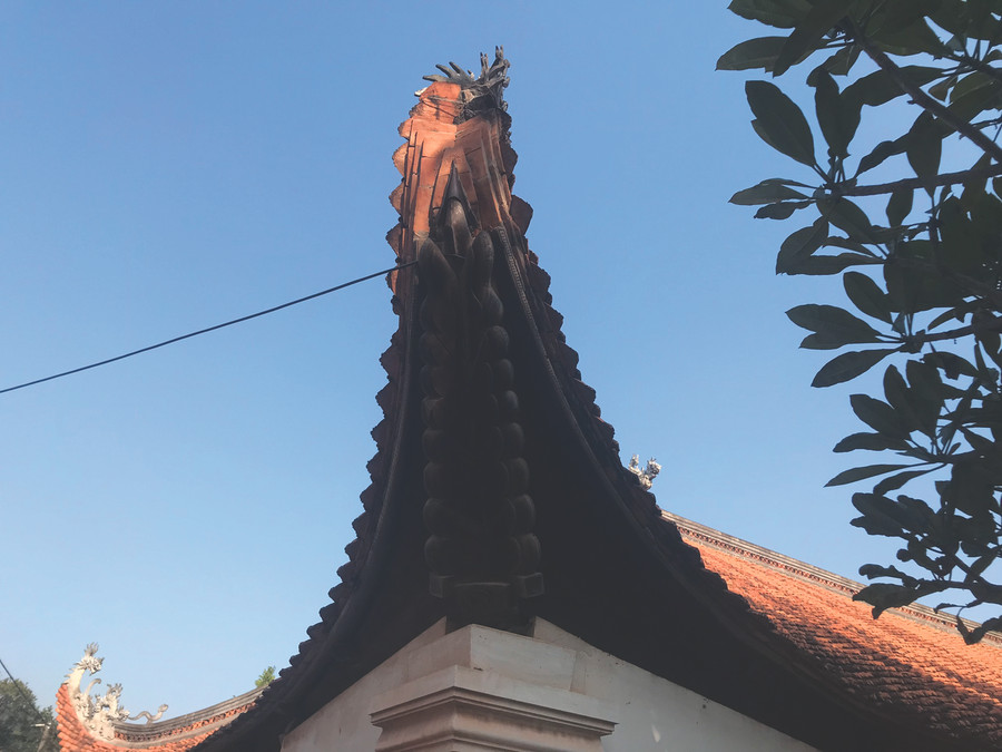 Góc đao cong vút tạo sự thanh thoát, mềm mại cho ngôi đình.