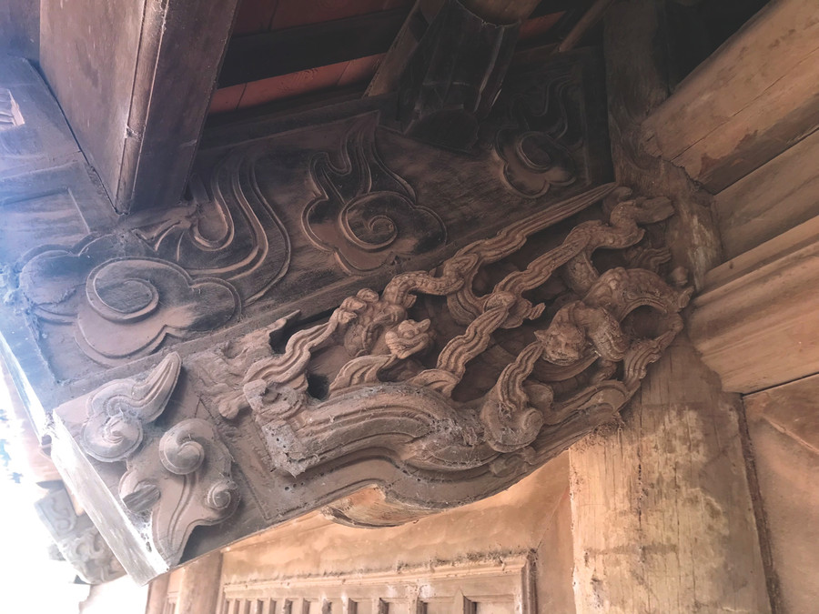 Các mảng điêu khắc của đình đều tập trung vào các đầu bẩy với những mảng đề tài hết sức phong phú, đa dạng.