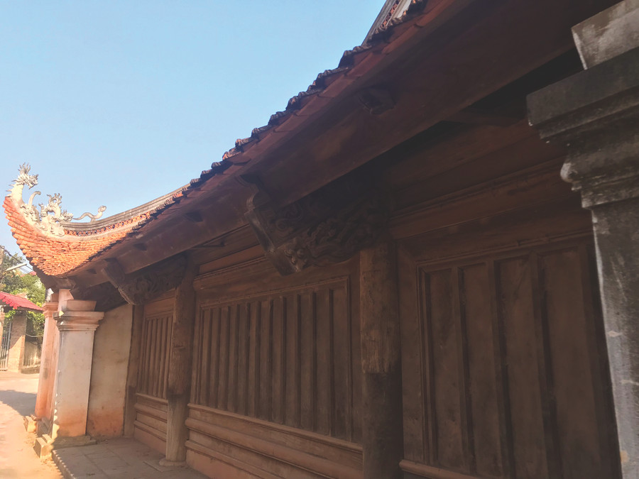 Bên trong, hệ thống khung gỗ được liên kết các vì theo kiểu chồng rường giá chiêng, thượng tam hạ tứ.