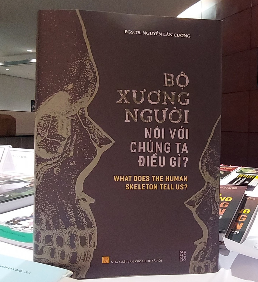 Cuốn sách 'Bộ xương người nói với chúng ta điều gì?' vừa mới ra mắt độc giả. Ảnh: Bình Thanh. Cuốn sách 'Bộ xương người nói với chúng ta điều gì?' vừa mới ra mắt độc giả. Ảnh: Bình Thanh.