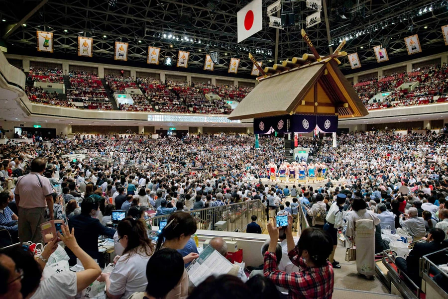 Người hâm mộ chen chúc tại Nhà thi đấu Kokugikan - một địa điểm thi đấu sumo uy tín của Tokyo. Ảnh: Sharabani