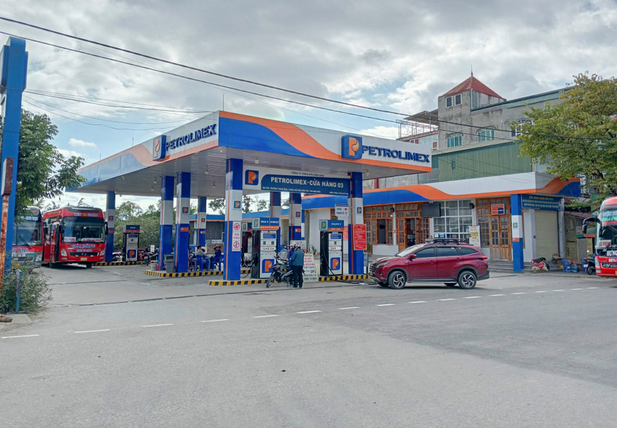 Tại Cửa hàng xăng dầu số 3 thường xuyên ghi nhận có xe khách nằm chờ sẵn.