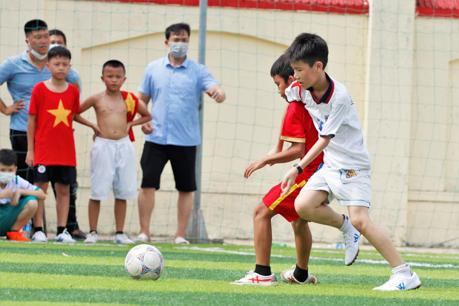 Những cầu thủ nhí cháy hết mình trên sân cỏ.