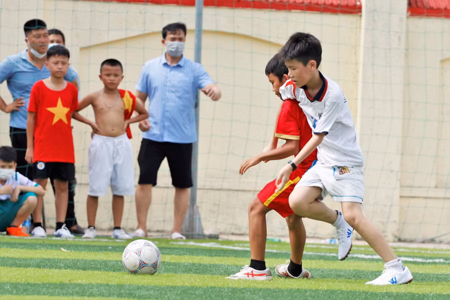 Những cầu thủ nhí cháy hết mình trên sân cỏ.