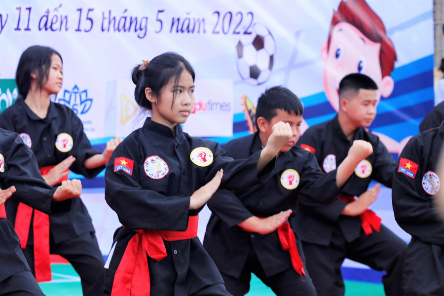 Ngay cả khi biểu diễn võ thuật thần thái của các nữ sinh cũng rất dễ thương.