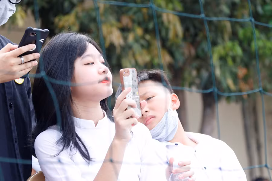 Cỗ vũ hết mình cho các cầu thủ của đội nhà.