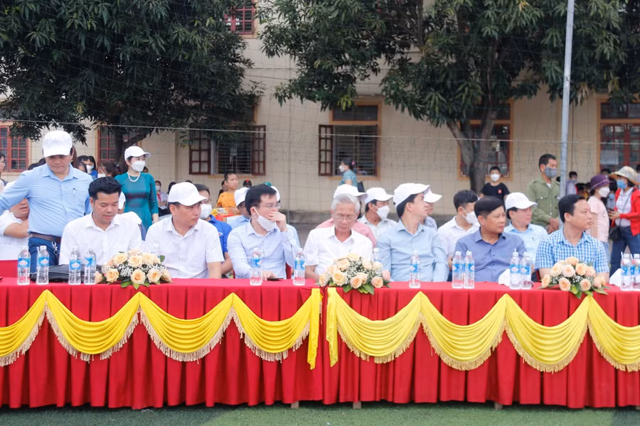 Lễ khai mạc có sự tham dự của nhiều lãnh đạo các sở ngành; các đơn vị tài trợ cùng đại diện các đội tham dự giải đấu...