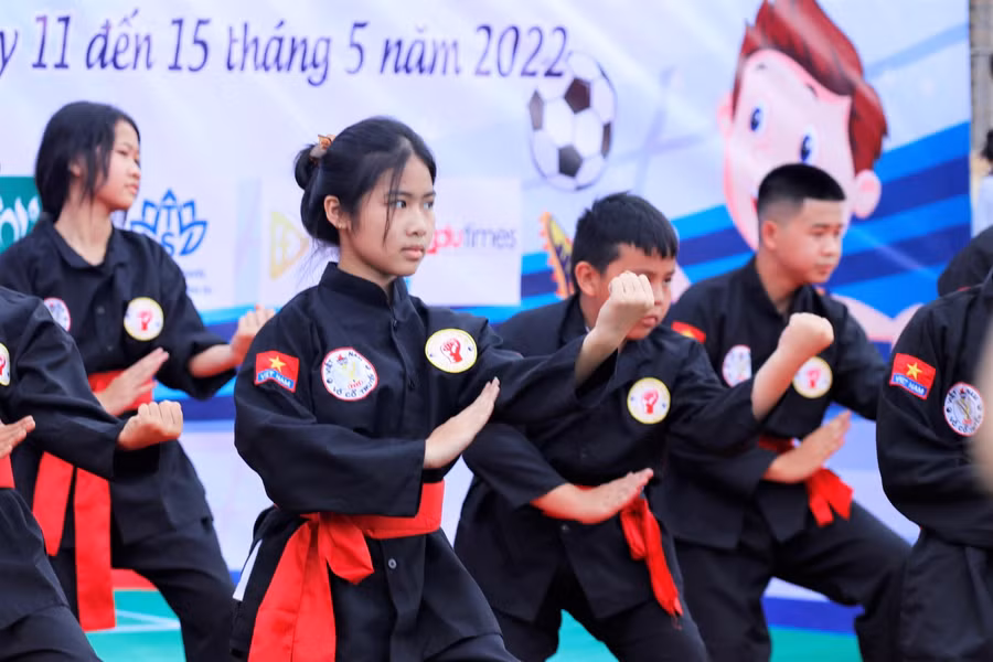 Ngay cả khi biểu diễn võ thuật thần thái của các nữ sinh cũng rất dễ thương.