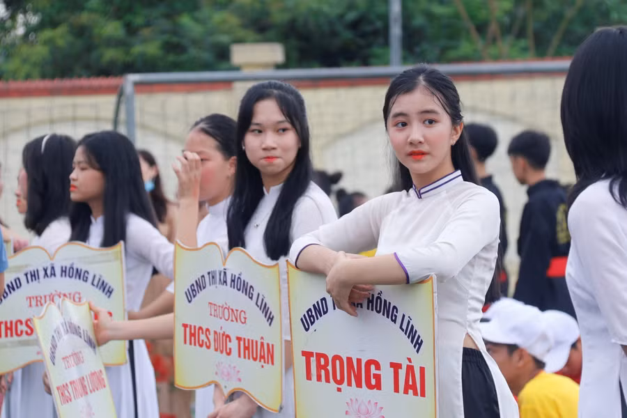 Hình ảnh những nữ sinh mặc áo dài duyên dáng thu hút mọi ánh nhìn tại Lễ khai mạc.