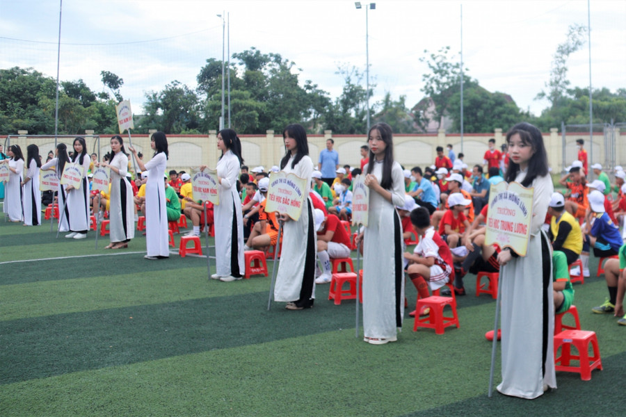 Tại buổi lễ có 12 nữ sinh mang áo dài cầm biển tên của 12 đội bóng đến từ các trường tiểu học, trung học cơ sở trên địa bàn thị xã Hồng Lĩnh.