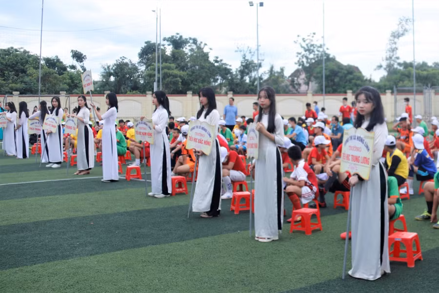 Tại buổi lễ có 12 nữ sinh mang áo dài cầm biển tên của 12 đội bóng đến từ các trường tiểu học, trung học cơ sở trên địa bàn thị xã Hồng Lĩnh.
