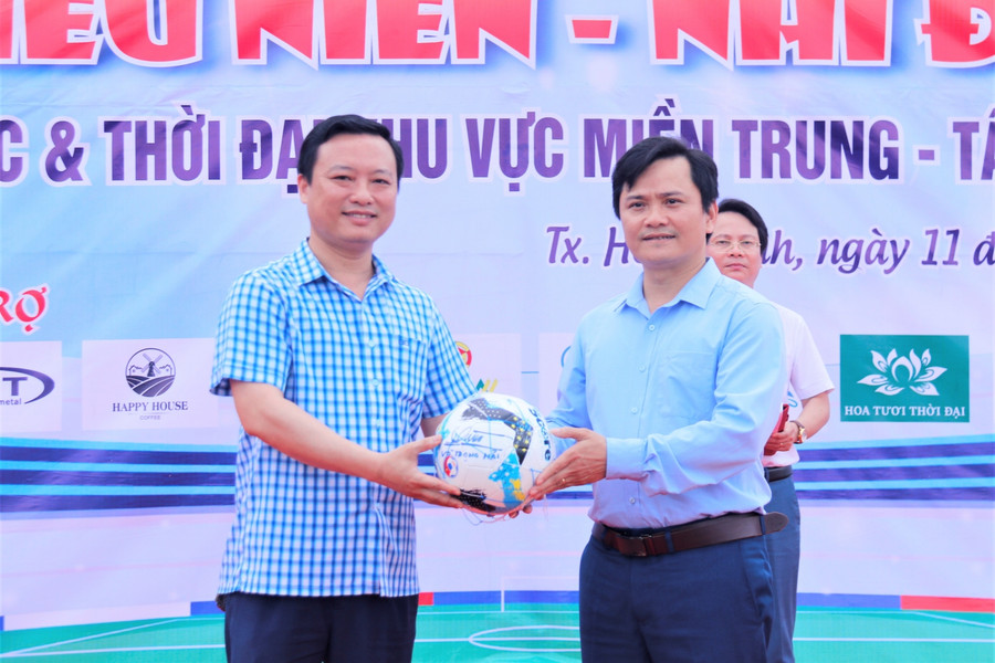 Giám đốc Sở TT&amp;TT Đậu Tùng Lâm (bên trái) trao quả bóng có chữ ký của Chủ tịch UBND tỉnh Hà Tĩnh Võ Trọng Hải cho Ban tổ chức giải đấu.